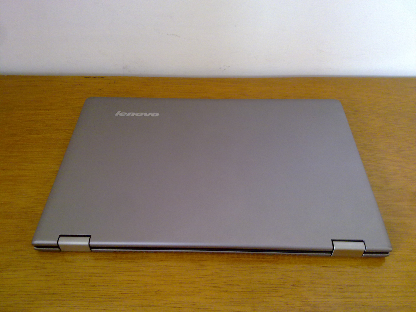 IdeaPad Yoga 13 со стороны крышки и шарниров.